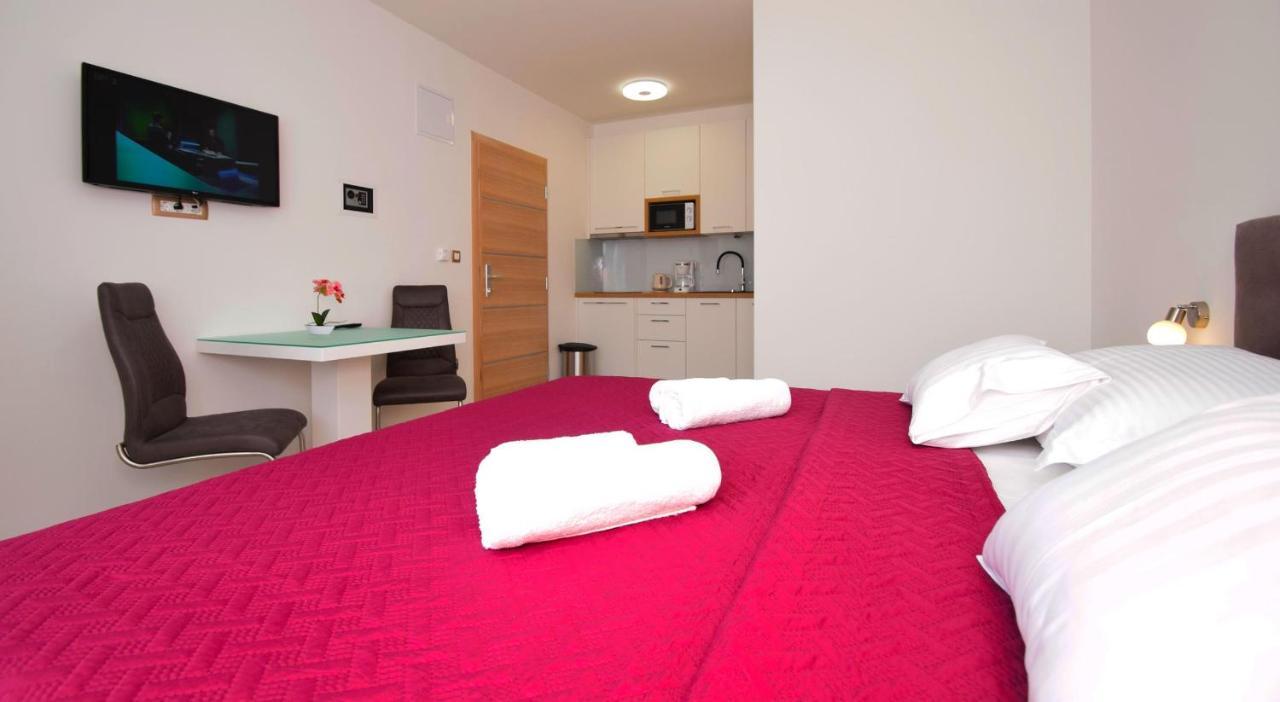 Villa Apartments Filip Starigrad Paklenica Extérieur photo