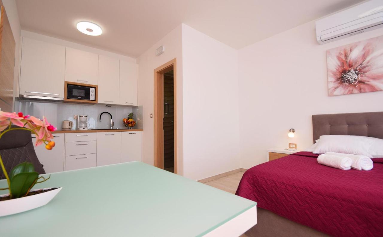 Villa Apartments Filip Starigrad Paklenica Extérieur photo