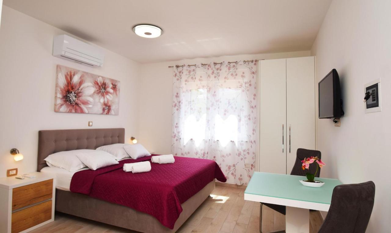 Villa Apartments Filip Starigrad Paklenica Extérieur photo